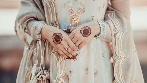 Dotted floral minimal mehndi – elegant and easy for DIY