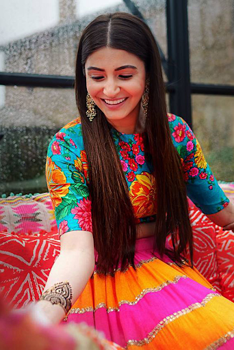Celebrity-inspired minimal mehndi – simple wrist band design