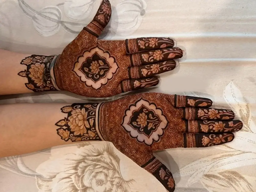 Royal front hand mehndi design – perfect for the queen bride