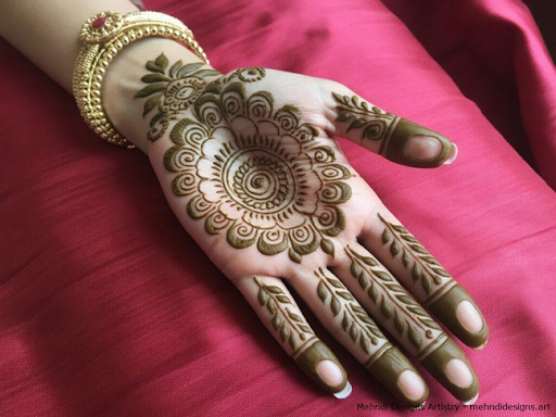 Bridal front hand minimal mehndi – elegant and sophisticated
