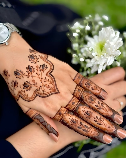 Modern minimal back hand mehndi design – the perfect finishing touch