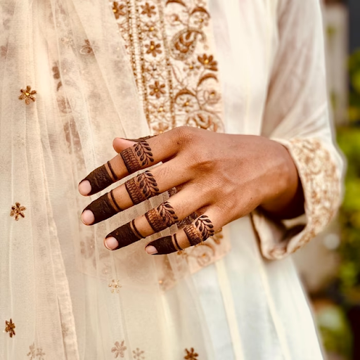 Unique finger-focused minimal mehndi – showcases your engagement ring